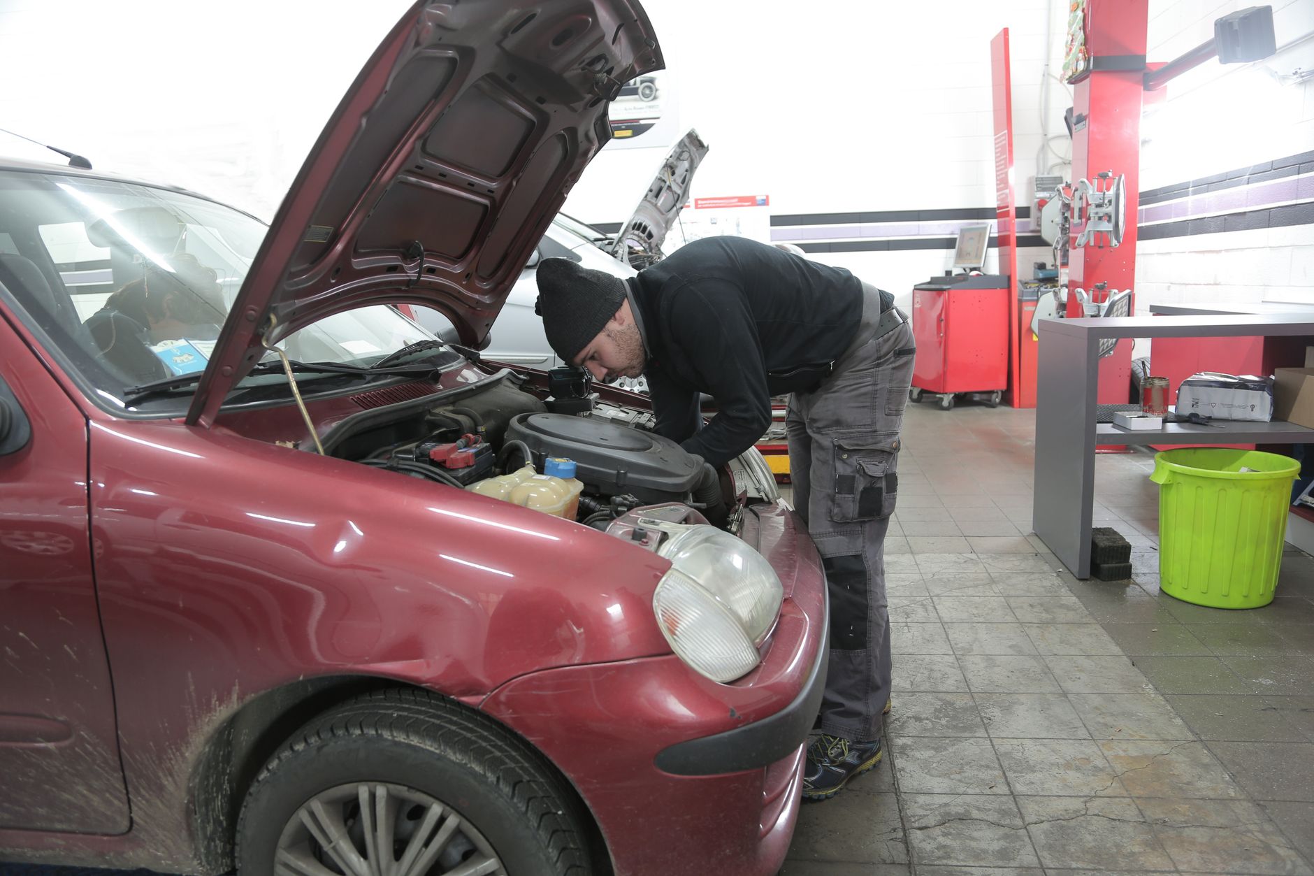 Réparation voiture équipe à 